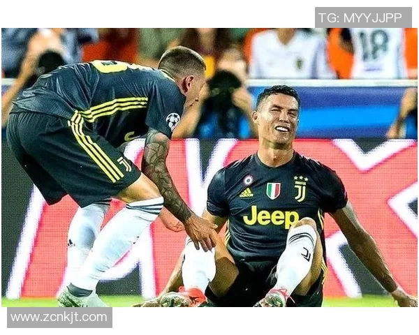 球迷疯狂冲入赛场抢C罗球衣引发热议欧冠奇葩瞬间