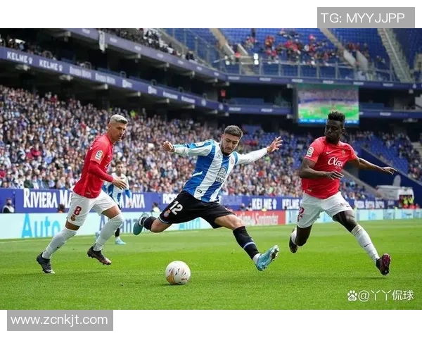 西班牙人队在回放中重温精彩瞬间与战术分析