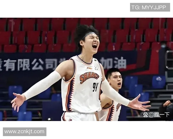 山东男篮与青岛男篮激战正酣谁能在这场对决中笑到最后